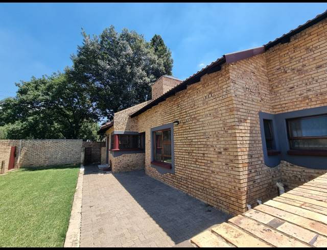 2 BEDROOM TOWNHOUSE TO LET IN VANDERBIJLPARK SW 5